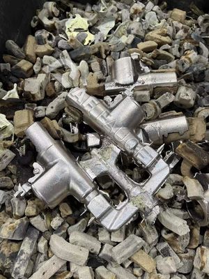 CNC литейная машинаМассовая автоматическая литейная машина- 2 манипулятора низкое давление литейная машина